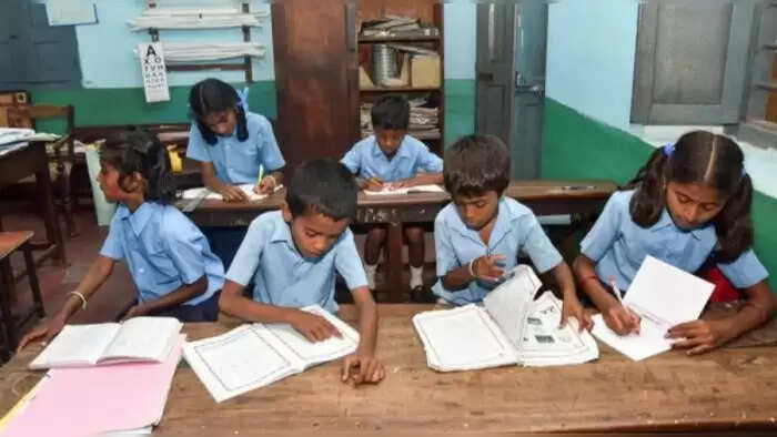 பாட புத்தகத்தில் பிரபல நடிகரின் வரலாறு.. அரசிடம் ஆலோசித்து முடிவு..!