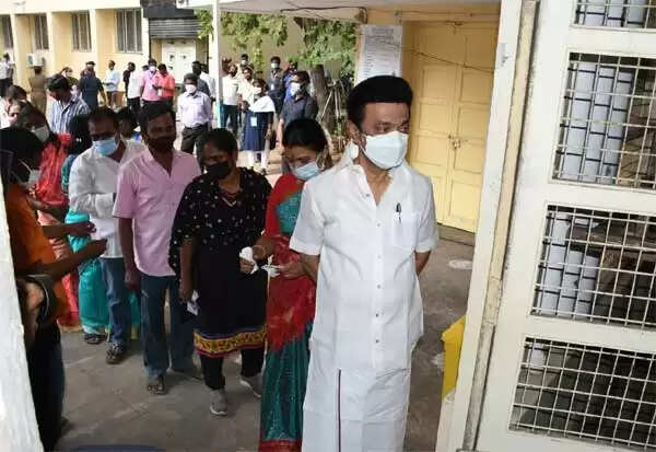 ஆர்வமாக வந்து வாக்களித்த அரசியல் தலைவர்கள்.. யார், யார் எங்கு தெரியுமா..?