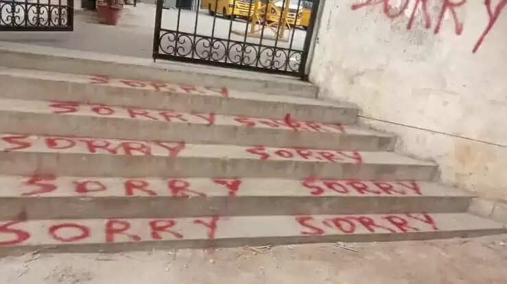 பள்ளி முழுவதும் சிவப்பு நிறத்தில் எழுதப்பட்டிருந்த SORRY!! காரணம் என்ன?