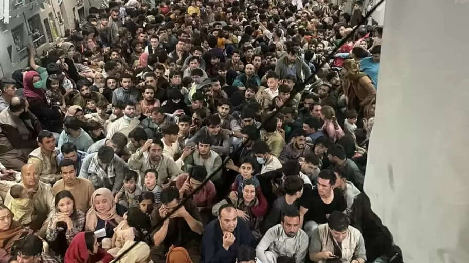 உலகை உலுக்கிய புகைப்படம்; உயிர் பிழைத்தால் போதும்; ஒரே விமானத்தில் 640 பேர்..!