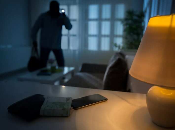 வீட்டில் கொள்ளையடித்துவிட்டு காதலை வெளிப்படுத்திய விநோத கொள்ளையர்கள் !!