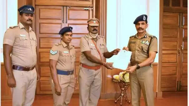 முகக்கவசம் அணியாத ஏஎஸ்பி.. அபராதம் விதித்த காவலர்கள்.. பாராட்டிய டிஜிபி..! முகக்கவசம் அணியாத ஏஎஸ்பி.. அபராதம் விதித்த காவலர்கள்.. பாராட்டிய டிஜிபி..!