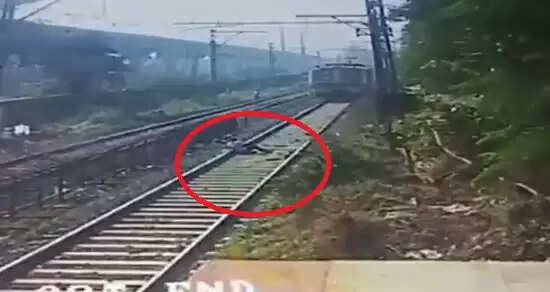ரயில் பக்கத்தில் வந்ததும் தண்டவாளத்தில் தலைவைத்து படுத்த நபர்.. பரபரப்பு வீடியோ