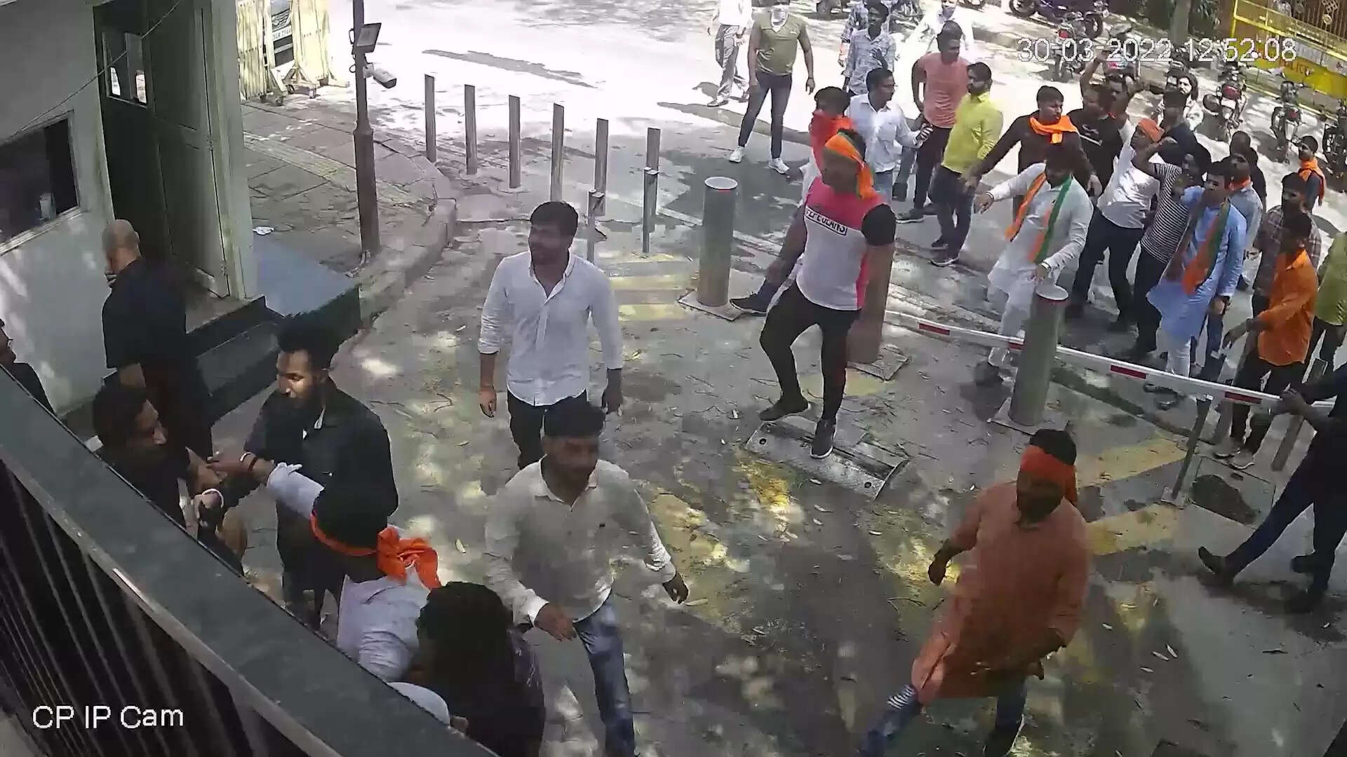 டெல்லி முதல்வரை கொலை செய்ய குண்டர்களை ஏவுகிறதா பாஜக..?
