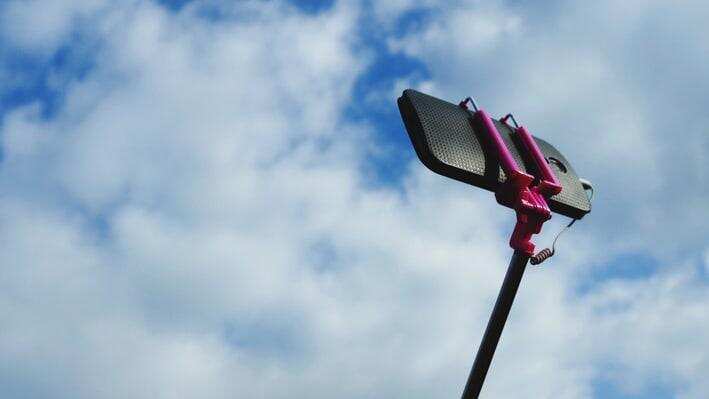 பெரும் சோகம்.. செல்பி மோகத்தால் ஆற்றில் தவறி விழுந்து புதுமண தம்பதி பலி !!