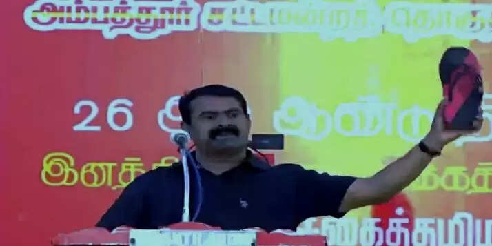 திமுக தான் பச்சை சங்கி.. மேடையிலேயே செருப்பை கழற்றி விமர்சித்த சீமான்.. திமுக தான் பச்சை சங்கி.. மேடையிலேயே செருப்பை கழற்றி விமர்சித்த சீமான்..