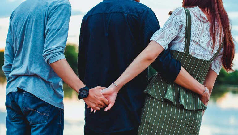 முதலில் கணவனுக்கு துரோகம்... பின் கள்ளகாதலனுக்கு துரோகம்..! கடைசியில் கல்யாணமான பெண்ணுக்கு நடந்த துயரம்..!!