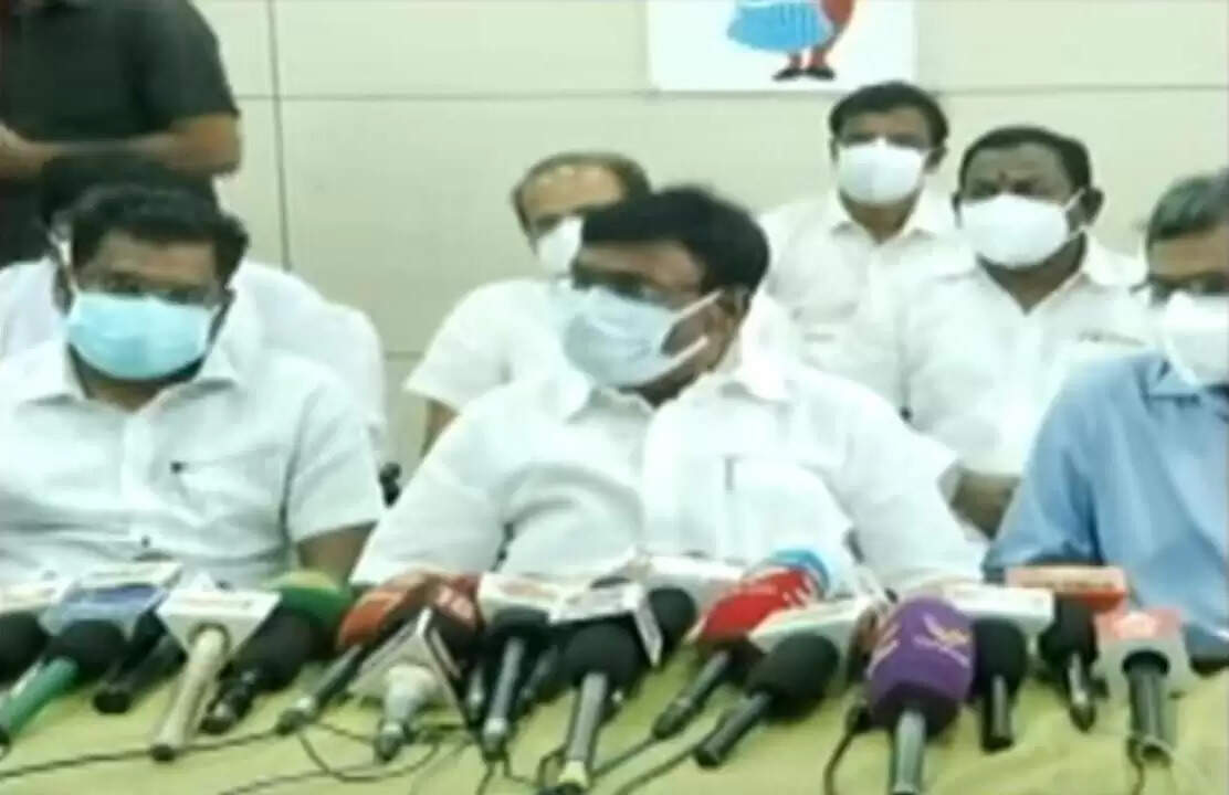 முன்னாள் அமைச்சர் ராஜேந்திர பாலாஜி வீட்டுக்கு 1.5 டன் ஆவின் ஸ்வீட் பார்சல்... அமைச்சர் குற்றச்சாட்டு