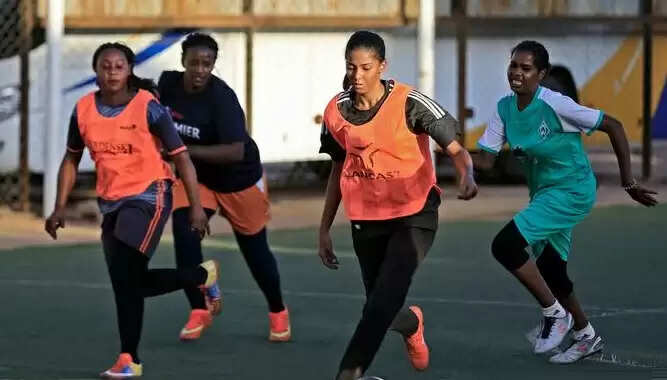 சிறிதான மார்பு பகுதி கால்பந்து வீராங்கனைகள் குறித்து சர்ச்சை பேச்சு.. பிரதமருக்கு எழும் கண்டனங்கள் !!