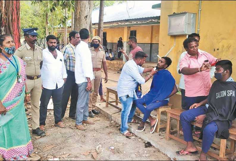பள்ளி வளாகத்தில் மாணவர்களுக்கு முடி திருத்தம்.. பஞ்சாயத்து தலைவருக்கு பாராட்டு..!