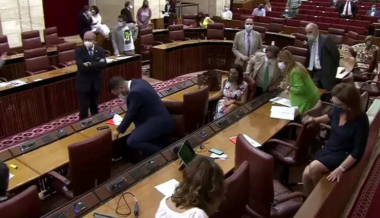 நாடாளுமன்றத்தில் எம்.பி.க்களை தெறிக்கவிட்ட எலி..! வைரலாகும் வீடியோ!! நாடாளுமன்றத்தில் எம்.பி.க்களை தெறிக்கவிட்ட எலி..! வைரலாகும் வீடியோ!!