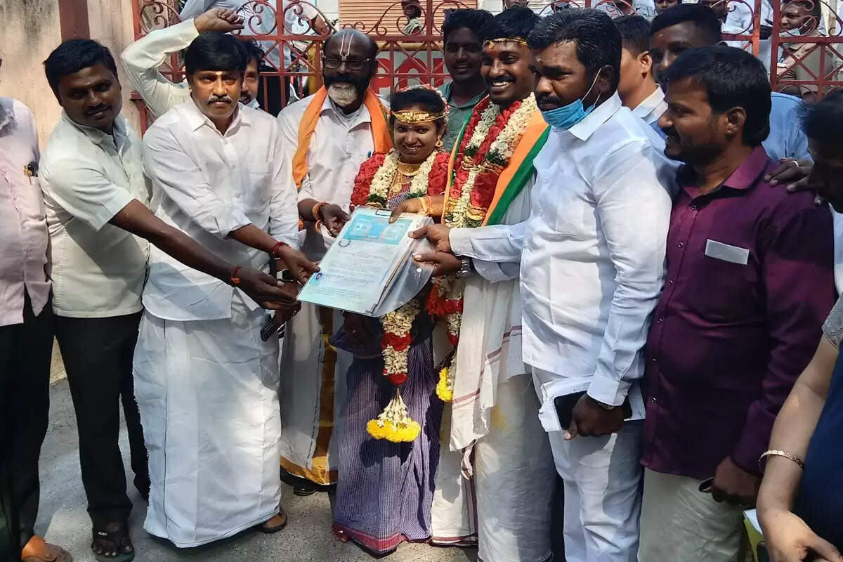 மணக்கோலத்தில் மனுத்தாக்கல்.. பாஜக வேட்பாளர் அசத்தல்..!