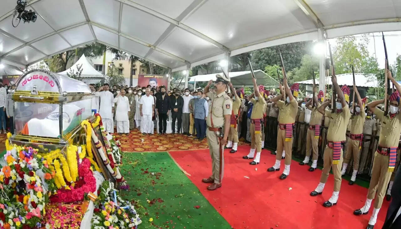 கன்னட நடிகர் புனீத் ராஜ்குமார் உடல் நல்லடக்கம்..!!