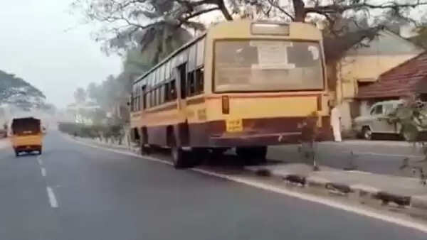 புதுசா இருக்கே! சென்டர் மீடியனில் ‘ஹாயாக’ சென்ற அரசுப் பேருந்து!! புதுசா இருக்கே! சென்டர் மீடியனில் ‘ஹாயாக’ சென்ற அரசுப் பேருந்து!!