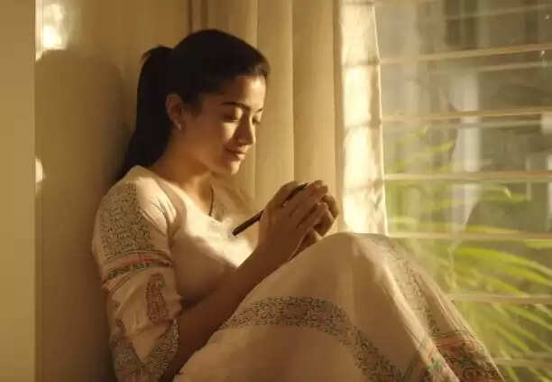 ரசிகரிடம் ட்விட்டரில் வருத்தம் தெரிவித்த நடிகை..! இதுதான் காரணம்..!!