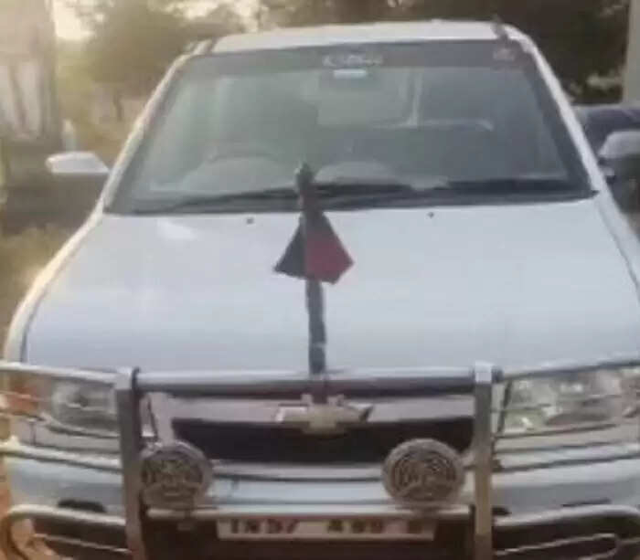 திமுக கொடி கட்டிய காரில் கடத்தல் – 3 பேர் கைது!!
