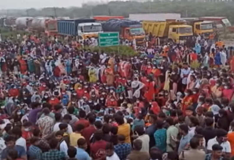 8 பெண்கள் நிலை என்னவாயிற்று.. 2 ஆயிரம் பெண்கள் சாலை மறியல்.. பெரும் பரபரப்பு ! 8 பெண்கள் நிலை என்னவாயிற்று.. 2 ஆயிரம் பெண்கள் சாலை மறியல்.. பெரும் பரபரப்பு !