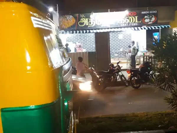 தாம்பரம் அருகே சோகம்.. நின்ற லாரி மீது டூ வீலர் மோதல்.. ஒரே குடும்பத்தை சேர்ந்த மூவர் பலி..!