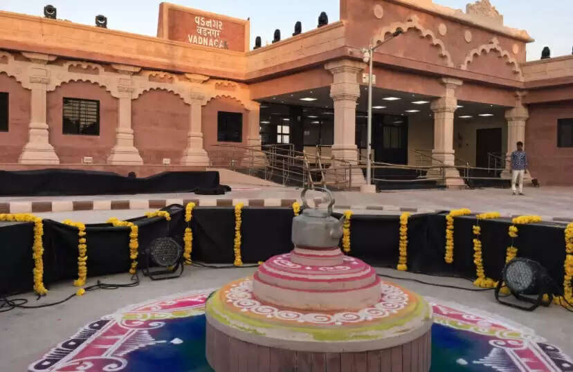 சிறுவயதில் தேநீர் விற்ற ரயில் நிலையம்.. நவீன வசதிகளுடன் சீரமைப்பு.. திறப்பு விழாவில் பிரதமர் மோடி நெகிழ்ச்சி !!