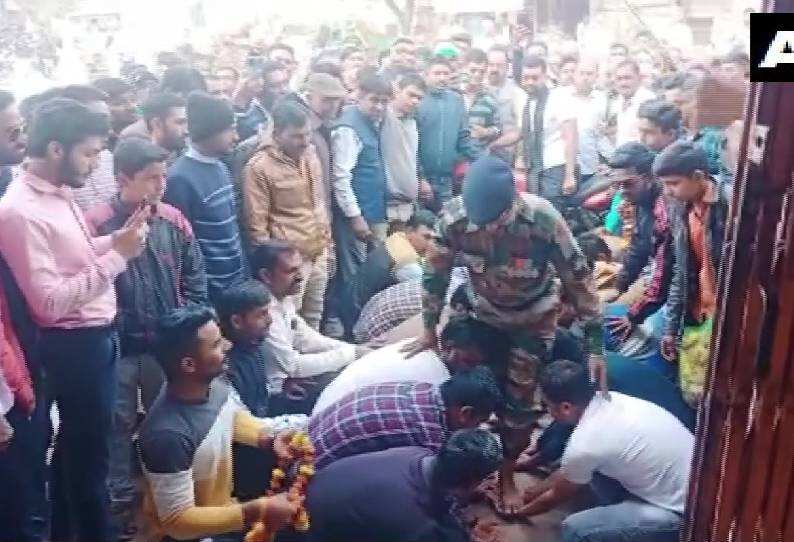 ஒய்வு பெற்று ஊருக்கு திரும்பிய ராணுவ வீரரின் கால்களை உள்ளங்கைகளால் தாங்கி வரவேற்ற மக்கள் !!