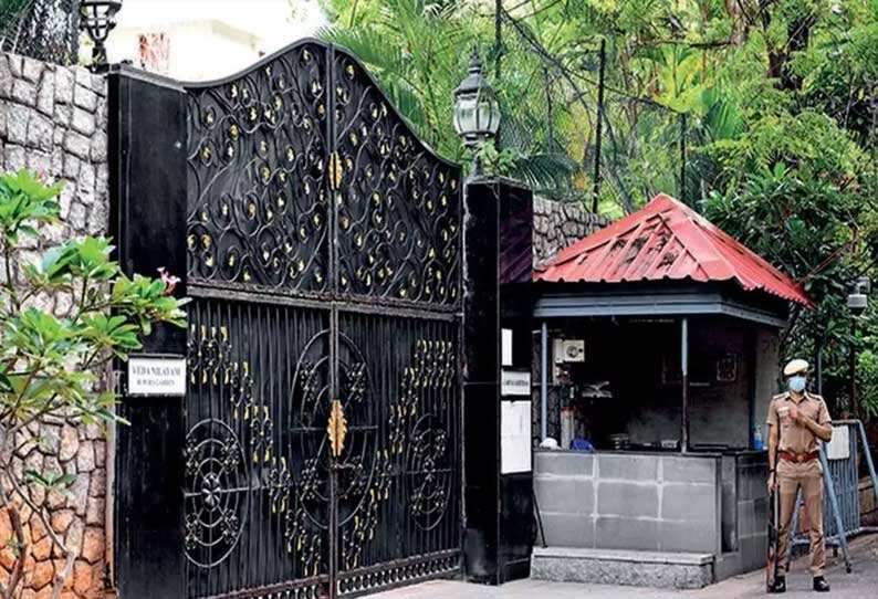 ஜெயலலிதா வசித்த வேதா நிலையம் சாவி தீபா - தீபக்கிடம் ஒப்படைப்பு..! ஜெயலலிதா வசித்த வேதா நிலையம் சாவி தீபா - தீபக்கிடம் ஒப்படைப்பு..!