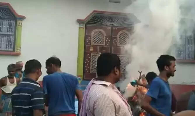 மகளை காதலித்த இளைஞரின் அந்தரங்க உறுப்பு துண்டிப்பு.. கொன்றவர் வீட்டின் முன்பு உடலை தகனம் செய்த உறவினர்கள் !!