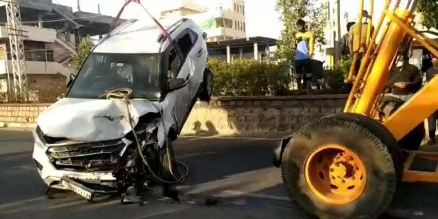 மனிதன் பட பாணியில் கார் மோதி 4 பேர் கொலை!!