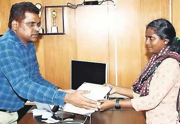 நெகிழ்ச்சி.. மாணவிக்கு ரூ.1.89 லட்சம் கடன்.. ஜாமீன் அளித்த ஐஏஎஸ் அதிகாரி..!