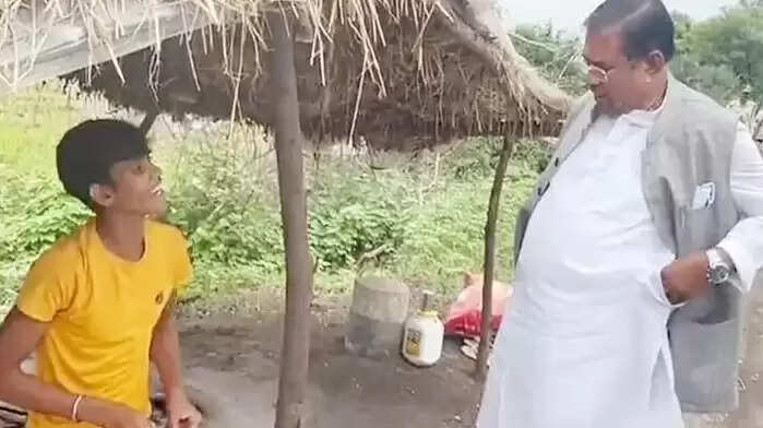 15 ரூபாய் சோளம் வாங்க பேரம் பேசிய பாஜக அமைச்சர்!! VIDEO