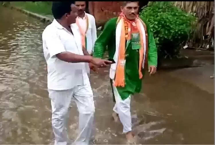 பொதுமக்கள் அதிரடி.. பாஜக எம்எல்ஏவை கழிவு நீரில் நடக்க வைத்தனர்..!