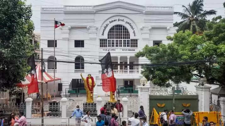 அதிமுக அலுவலகம் யாருக்கு சொந்தம்..?: சென்னை உயர்நீதிமன்றம் பரபரப்பு தீர்ப்பு..!