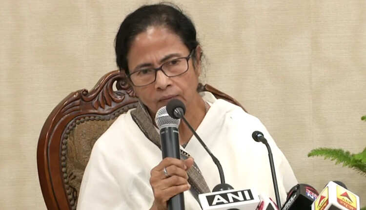 மக்களின் நலனுக்காக பிரதமர் மோடி கால் தொட்டு வணங்கவும் தயார்; அவமானபடுத்தாதீர்கள் - மம்தா பானர்ஜி கோபம்