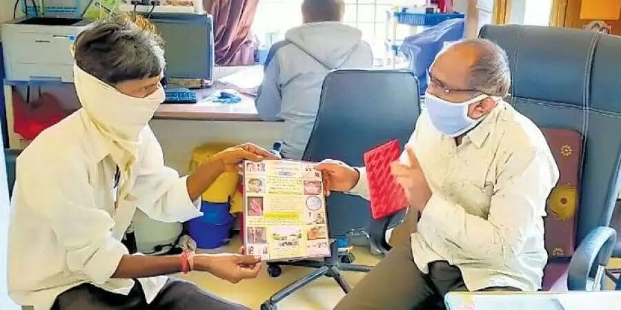 10 ஆயிரம் பேரை மீட்ட மாமனிதர்… இதுதான் சேவை!! 10 ஆயிரம் பேரை மீட்ட மாமனிதர்… இதுதான் சேவை!!