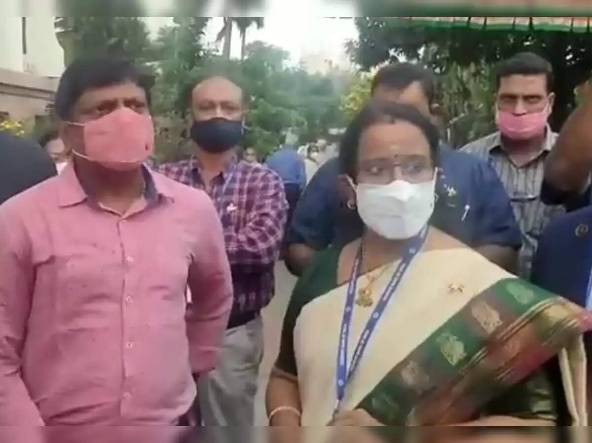 சென்னையில் சர்ச்சை.. குடியரசு தின விழாவில் தமிழ்த்தாய் வாழ்த்து அவமதிப்பு..!