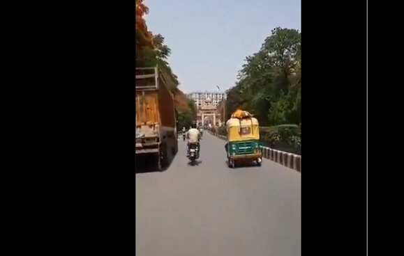 பிரதமர் தொகுதியில் அவலம்.. ஆம்புலன்ஸ் இல்லாததால் ஆட்டோவில் எடுத்துச் செல்லப்பட்ட சடலம் !