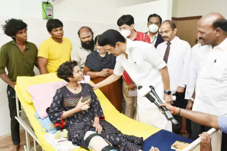 மாணவி சிந்துவை சந்தித்த முதல்வர்.. தந்தைக்கு தேநீர் கடை நடத்த அனுமதி..!
