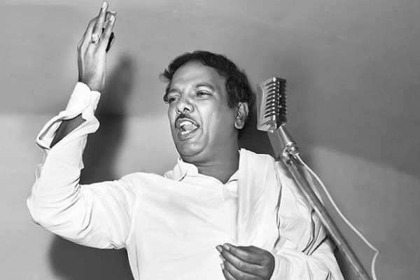 எம்.ஜி.ஆரை ஆரசியல்வாதியாக மக்கள் ஏற்றுக் கொள்ள முதன்மையான காரணம் கலைஞரின் வசனங்கள் தான்..!!