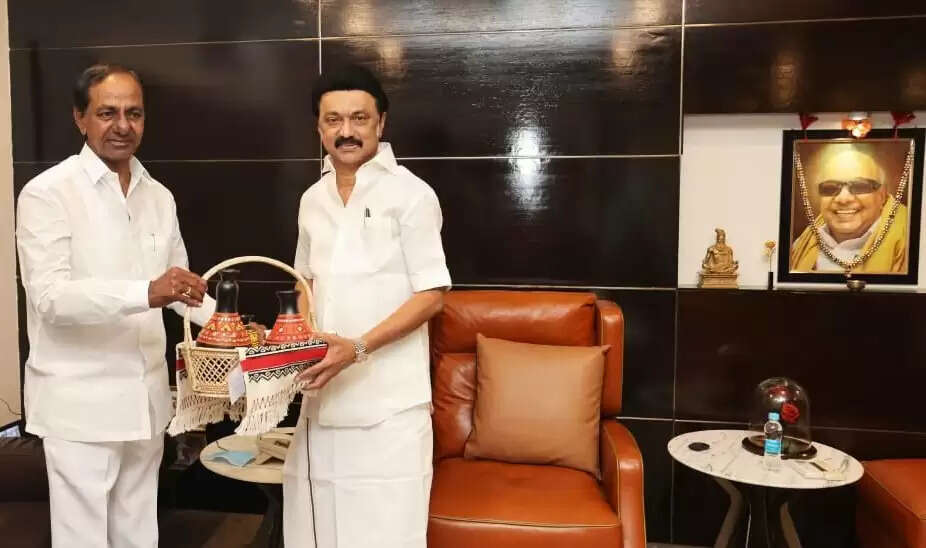 மு.க.ஸ்டாலினுடன் தெலுங்கானா முதல்வர் சந்திப்பு - மாநில அரசுகள் ஒன்றிணைவது குறித்து பேச்சுவார்த்தை ??