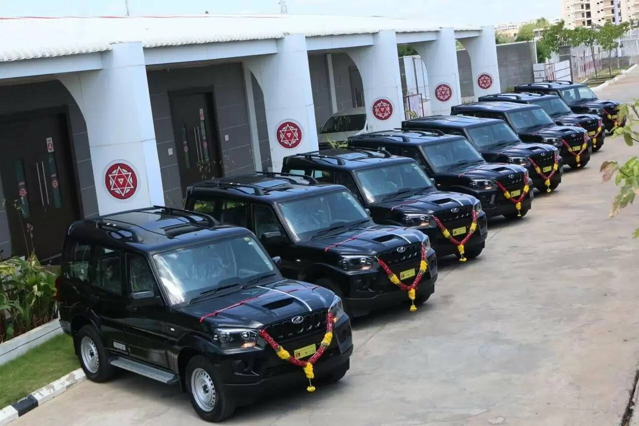 ஒரே நாளில் 8 கறுப்பு நிற கார்களை வாங்கிய பிரபல நடிகர்.. எதற்காக தெரியுமா..?