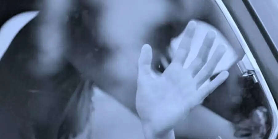 கொடூரம்.. ஓடும் காரில் தாய், 6 வயது மகள் பாலியல் வன்கொடுமை !!