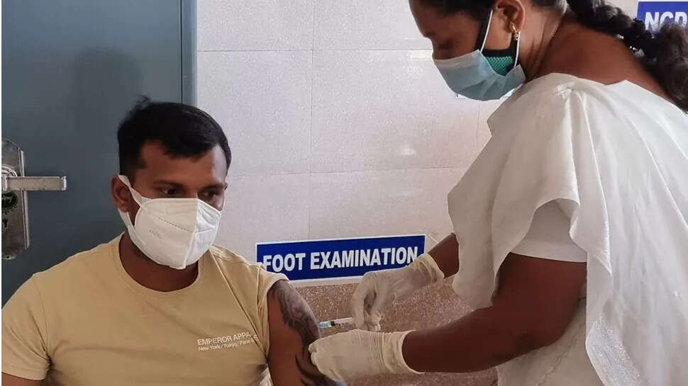 கொரோனா தடுப்பூசி செலுத்திக் கொண்டார் தமிழக வீரர் நடராஜன் !!