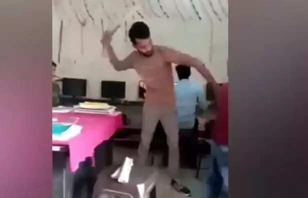 சரமாரியாக தாக்கிய ஆசிரியர்.. சுயநினைவை இழந்த 5 வயது சிறுவன் !!