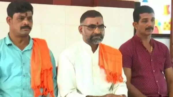 நாங்க காந்தியையே விட்டு வைக்கவில்லையே.. நீங்க யார்..? முதல்வரை மிரட்டிய இந்து மகாசபா நிர்வாகி கைது..!!