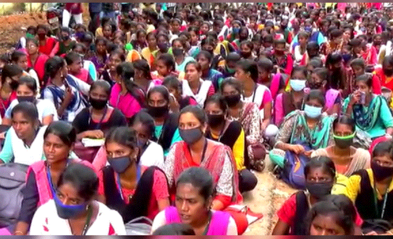 3 மடங்கு தேர்வு கட்டணத்தை உயர்த்தியதால் போராட்டத்தில் குதித்த மாணவர்கள்..!!