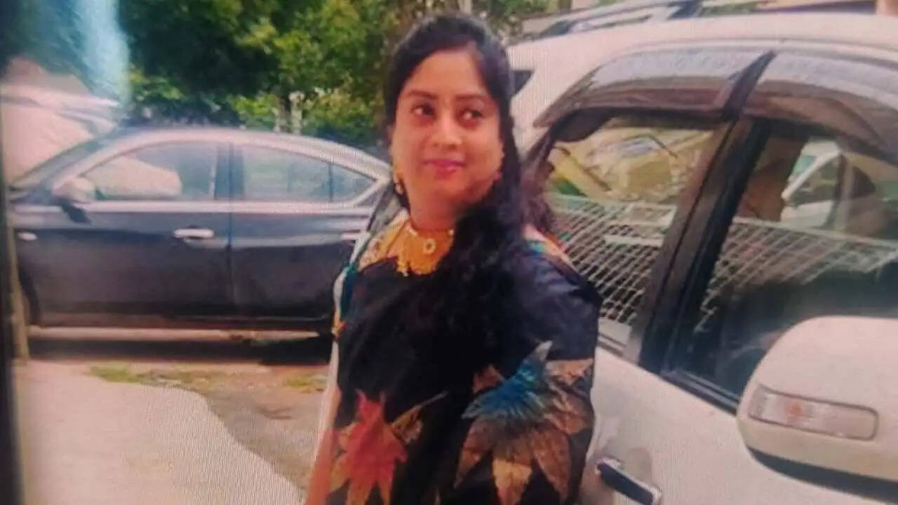 நடுரோட்டில் பெண் வெட்டிக் கொலை.. 2-வது கணவருக்கு போலீஸ் வலை..! நடுரோட்டில் பெண் வெட்டிக் கொலை.. 2-வது கணவருக்கு போலீஸ் வலை..!