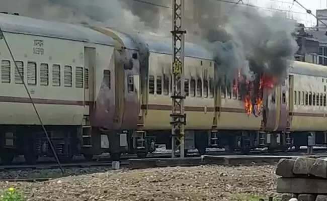 ரயில்வே தேர்வில் முறைகேடு.. ரயில் பெட்டிக்கு தீ வைப்பு.. 4 பேர் கைது..! ரயில்வே தேர்வில் முறைகேடு.. ரயில் பெட்டிக்கு தீ வைப்பு.. 4 பேர் கைது..!