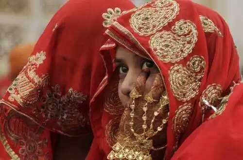 கள்ளக்காதலியின் 13 வயது மகளை 4ஆவது திருமணம் செய்த கொடூரன்!! கள்ளக்காதலியின் 13 வயது மகளை 4ஆவது திருமணம் செய்த கொடூரன்!!
