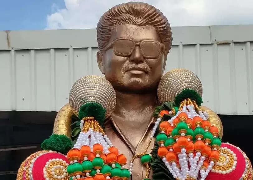 நடிகர் விஜய்-க்கு சிலை வைத்த ரசிகர்கள்.. வைரலாகும் படங்கள் !