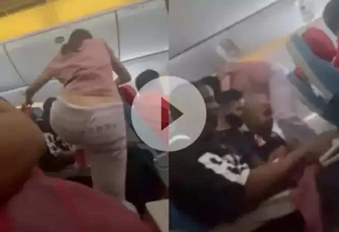 பறக்கும் விமானத்தில் இளம்பெண் செய்த காரியம்- வீடியோ !!