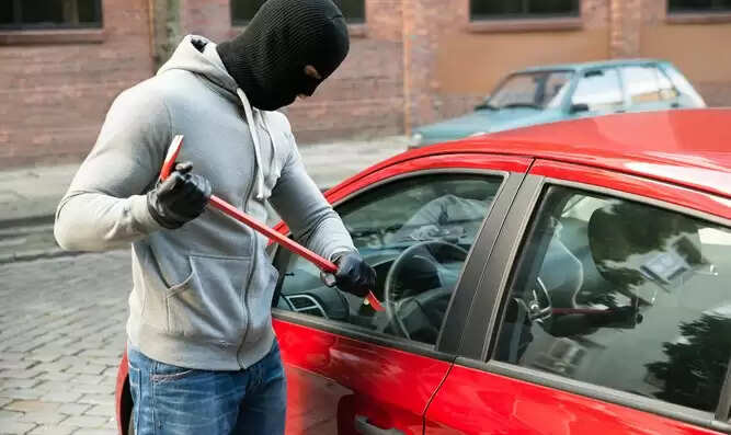 திமுக பிரமுகரின் கார் கண்ணாடியை உடைத்து ரூ.17 லட்சம் கொள்ளை..!